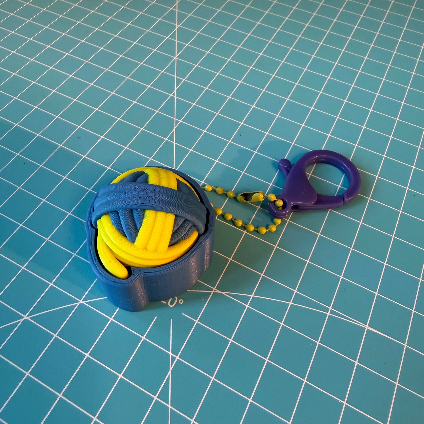 Wollknäuel Clicker Schlüsselanhänger
